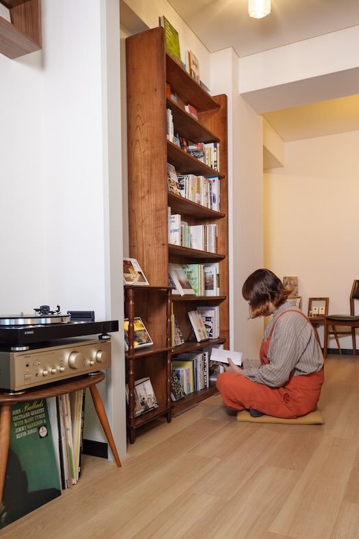 スタジオおざぶ｜本棚を背景にした撮影例