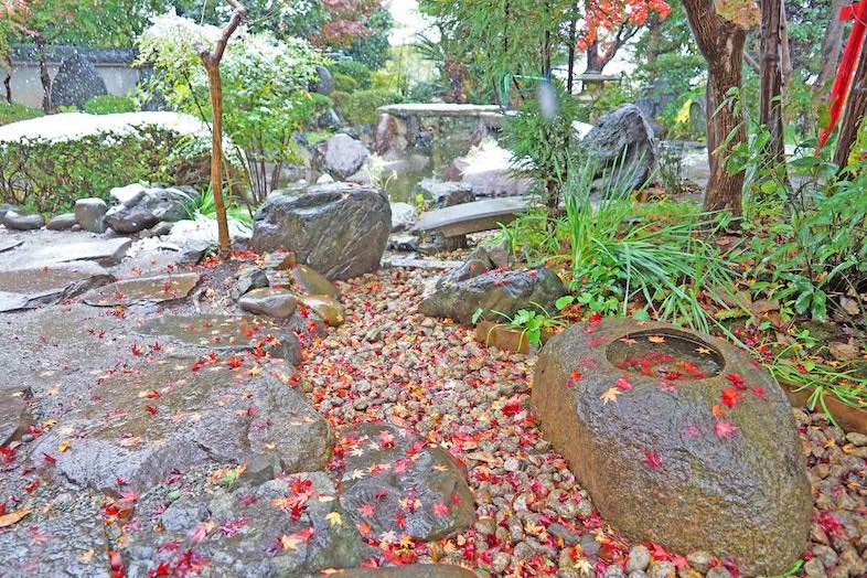飯田屋｜紅葉が散る庭石に季節を感じる和の情緒豊かな空間