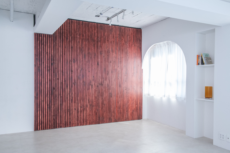 STUDIO MATERA SHINJUKU︎｜温かみのあるウッド壁を背景に、アパレル撮影や商品撮影可能