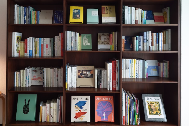 スタジオおざぶ｜壁一面の本棚を正面から捉えた構図