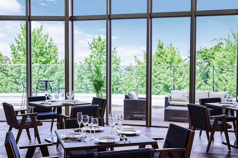 MARINE TOWER WEDDING｜【4階】大きな窓越しに緑と空が広がるテーブル席