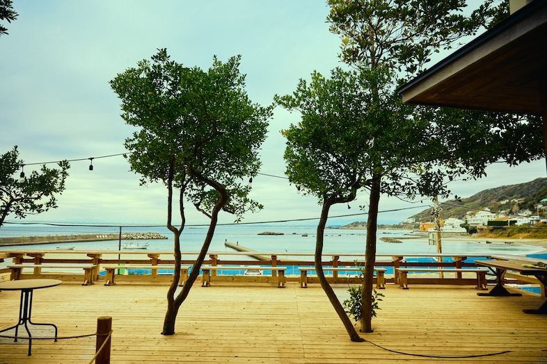 Studio Hanatombo｜【ウッドデッキ】久留和海岸を背景に、飲料広告や雑誌撮影にフィットする抜けのあるシーンが作れる