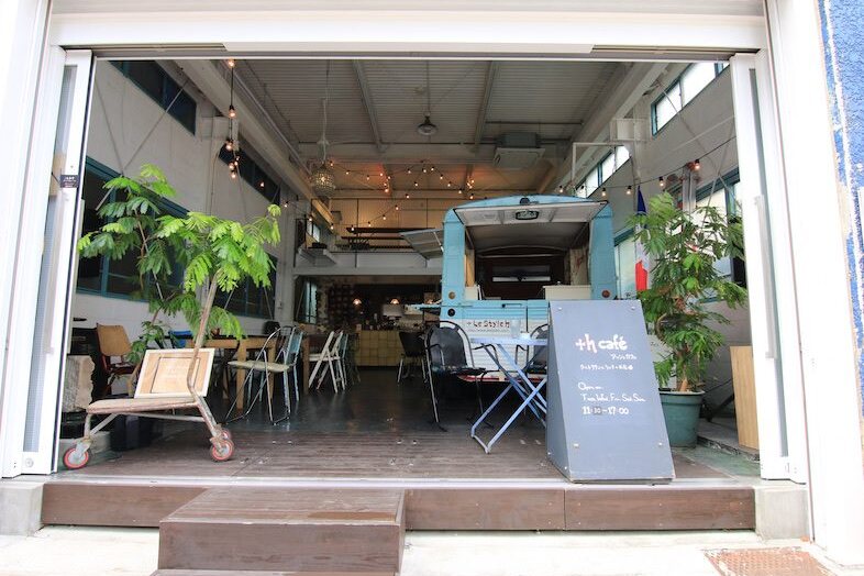 +h café / アッシュカフェ｜全面開放で外と繋がる開放的な入口