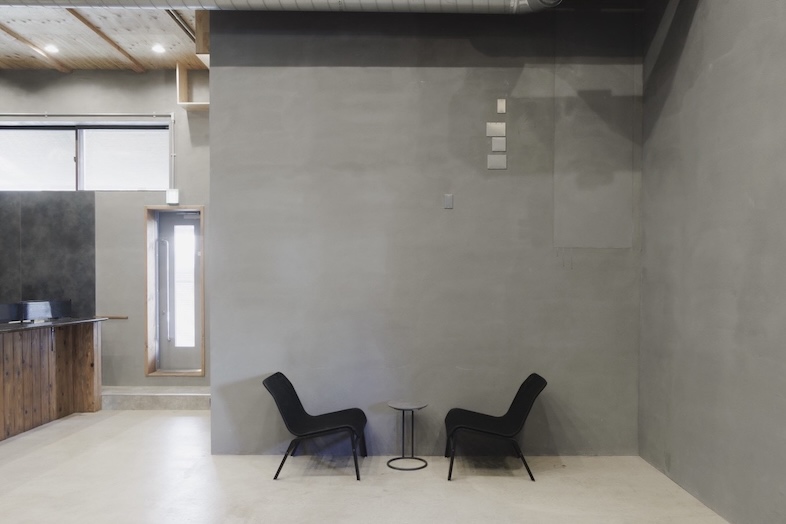 JF KUGENUMA STUDIO｜【室内】自然光と無機質な壁が、被写体を引き立てます