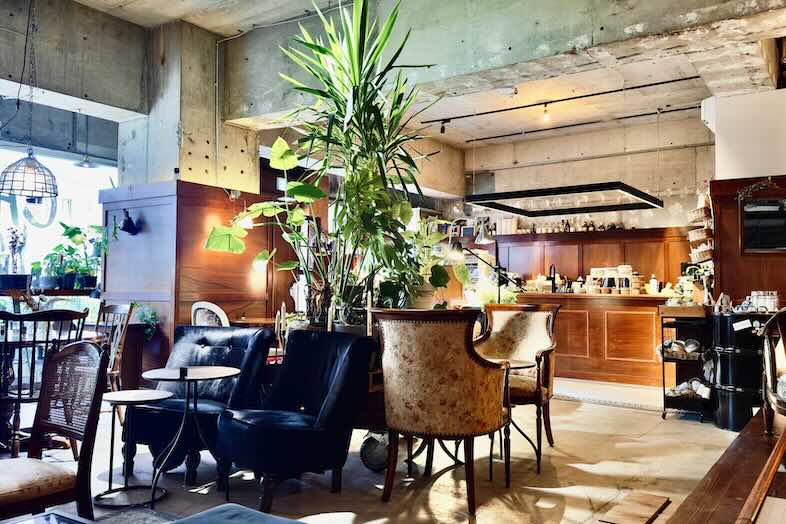 in the house / Nishiwaseda “Emporium”｜【カフェスペース/昼】ダークブラウンのインテリアとヴィンテージ家具が揃いシックな雰囲気を演出