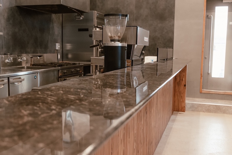 JF KUGENUMA STUDIO｜【室内】バリスタや作業シーンが画になるキッチンのカウンター