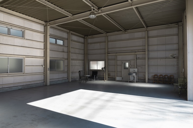 fluct｜【室内】コンクリート床面や剥き出しの天井構造など、無機質な雰囲気は様々な被写体にフィット