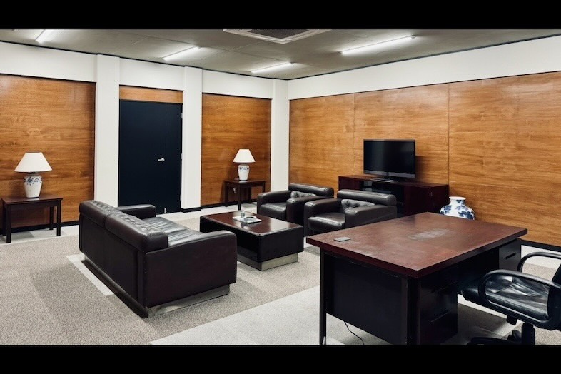 RIMATE A Studios｜【役員・社長室セット】窓外に写真パネルなど使用し、低層階や高層階にも対応可能