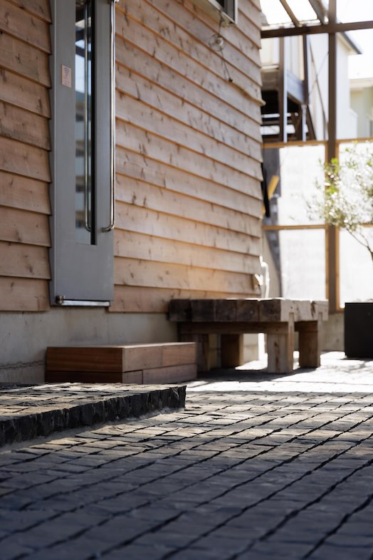 JF KUGENUMA STUDIO｜【入り口付近】テラスのピンコロ石が画に奥行きを生むと同時に、ヨーロッパの路地風撮影が可能に