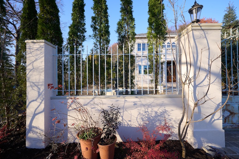 英国洋館スタジオ 地球屋｜門柱から連なるロートアイアンフェンス