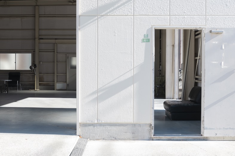 fluct｜【室内】倉庫らしい外観と室内の奥行きが一目でわかるカット