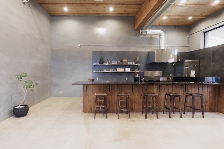 JF KUGENUMA STUDIO｜【室内】海外カフェと和の要素が共存するキッチンを正面に捉えた引き画