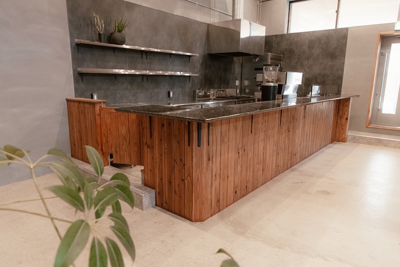 JF KUGENUMA STUDIO｜【室内】木の経年変化が味わい深いキッチンでは、作り込みすぎない日常カットが撮影可能