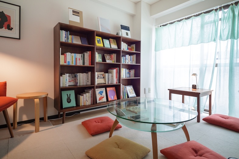 スタジオおざぶ｜本棚とソファのバランスが良いアングルは会話シーンのカットに最適