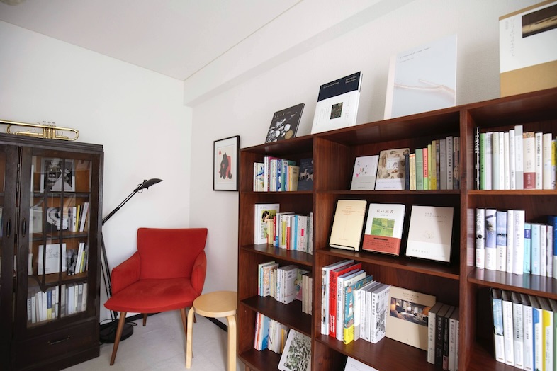 スタジオおざぶ｜約500冊の本棚を背景にした構図は、勉強部屋や書斎などの設定に最適