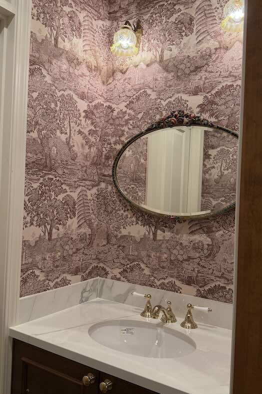 英国洋館スタジオ 地球屋｜【2F 洗面台】クラシカルな柄壁紙と楕円ミラーが品格を添える洗面スペース