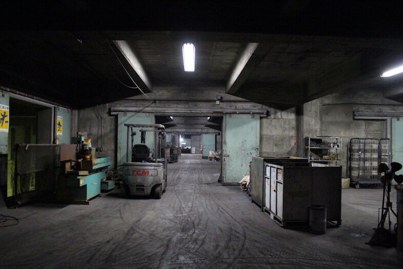 川崎白石工場｜工業設備が並ぶリアルな作業エリアは、工場勤務や物流現場を臨場感たっぷりに演出可