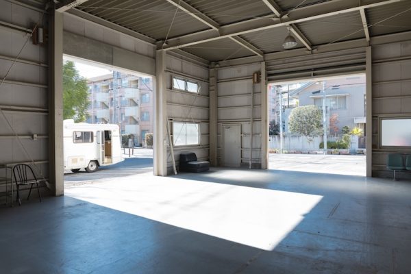 【室内】俯瞰や引きの撮影も可能な天井高5m、高さ4mの2面シャッターのある倉庫スタジオ
