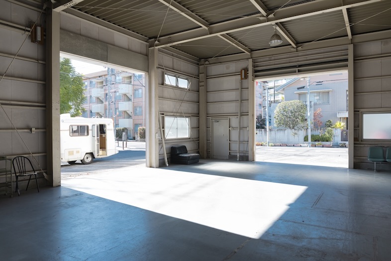 fluct｜【室内】俯瞰や引きの撮影も可能な天井高5m、高さ4mの2面シャッターのある倉庫スタジオ