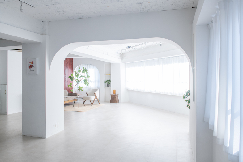 STUDIO MATERA SHINJUKU︎｜スタイリング撮影におすすめ！白壁を背景にして撮影できる『撮影スタジオ』