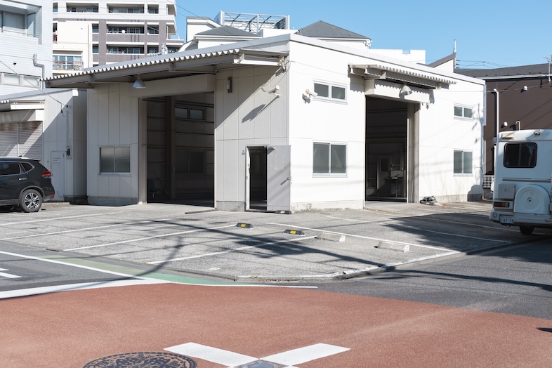 fluct｜【外観】倉庫らしい無機質な佇まい