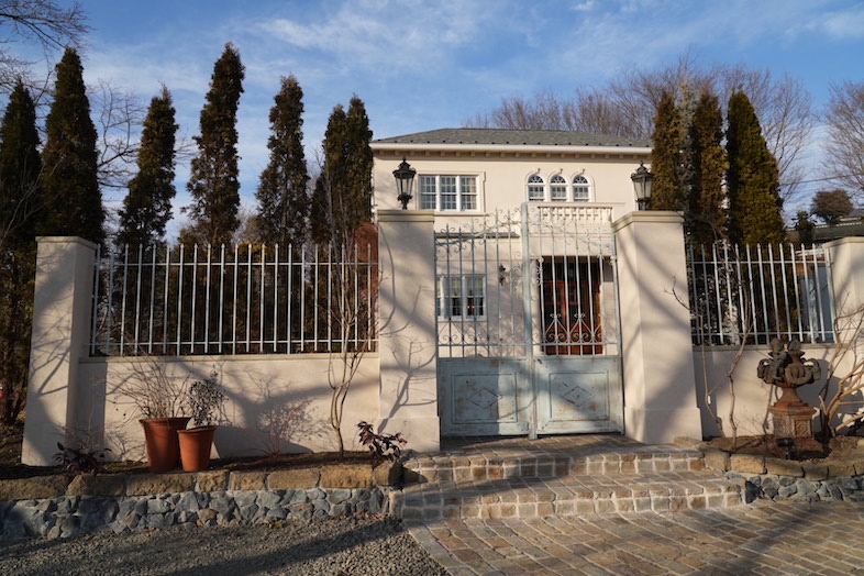 英国洋館スタジオ 地球屋｜1900年代の重厚なアンティーク門扉