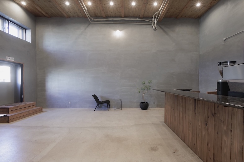 JF KUGENUMA STUDIO｜【室内】モルタル壁と高天井はファッションやポートレート撮影に最適