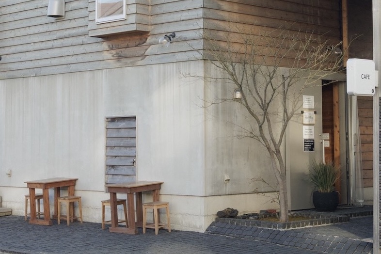 JF KUGENUMA STUDIO｜【入り口付近テラス】ピンコロ石の床とレッドシダー壁が街角スナップや人物撮影に映える