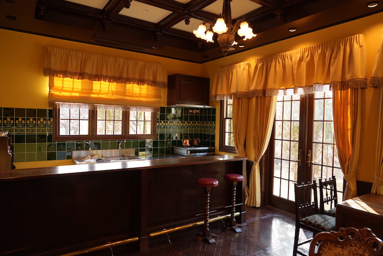 英国洋館スタジオ 地球屋｜【ヴィクトリアサロン】社交シーンやパーティーシーンの撮影に最適なバーカウンター