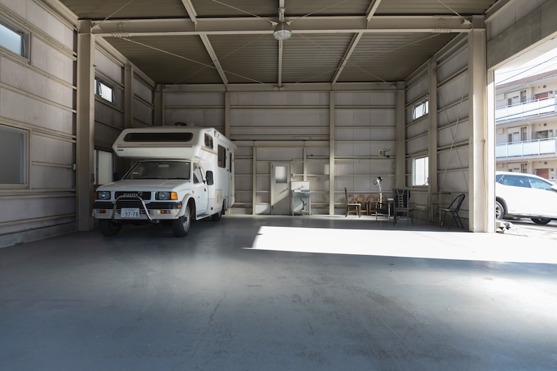 fluct｜【室内】キャンピングカーを入れた状態でも余裕のある広々空間