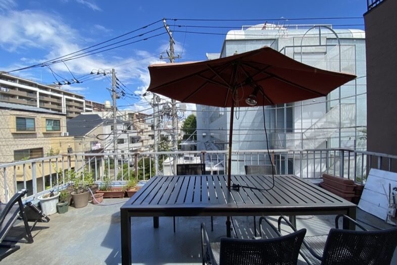 +h café / アッシュカフェ｜都会を見渡すオープンな屋上テラス