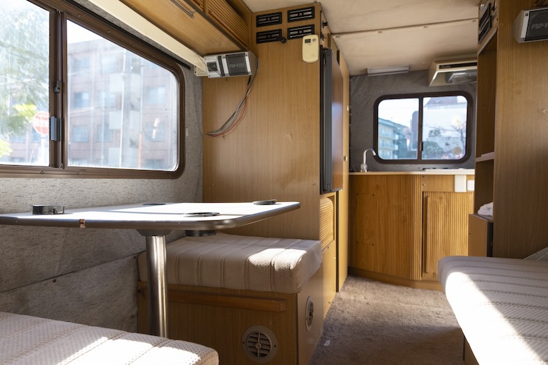 fluct｜【キャンピングカー】メイクやフィッティングスペースとして活用OK