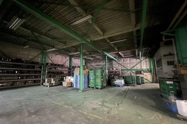 【1F作業所_1】工具と什器が並ぶリアルな工場空間