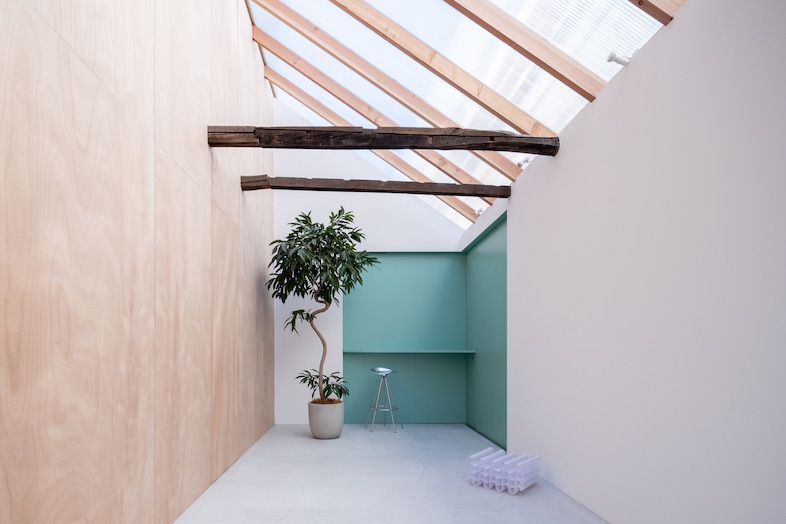 GREEN BOX IKEJIRI｜【1階スタジオ】全面天窓の明るい空間。ライトグリーンの両開きのドアは背景にしてもOK