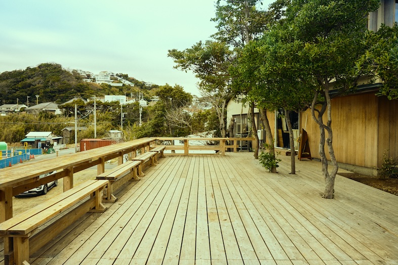 Studio Hanatombo｜【ウッドデッキ】一直線に伸びるウッドデッキは、モデル撮影やPVに動きをプラス