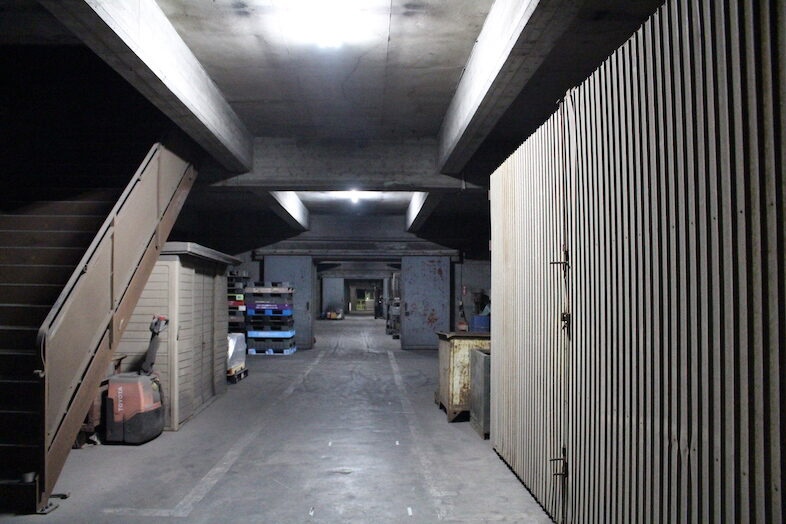 川崎白石工場｜搬入口へ続く長い通路は、追跡シーンやドラマチックな移動カットにも最適