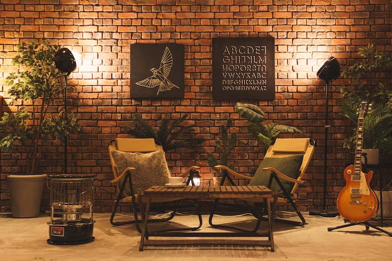 in the house / Nishiwaseda “Emporium”｜【白ホリ・スタジオスペース/夜】レンガ壁を背景にした対談撮影にもおすすめ