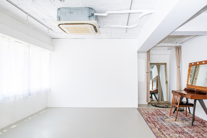 STUDIO MATERA SHINJUKU︎｜シンプルな白壁を活かし、アパレル撮影はもちろん、アーティスト撮影まで幅広い表現に対応