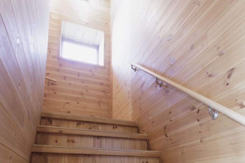 JF KUGENUMA STUDIO｜【室内】木目が美しい建物内の階段