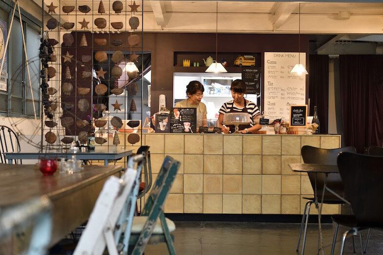 +h café / アッシュカフェ｜タイル張りのカウンターとキッチン