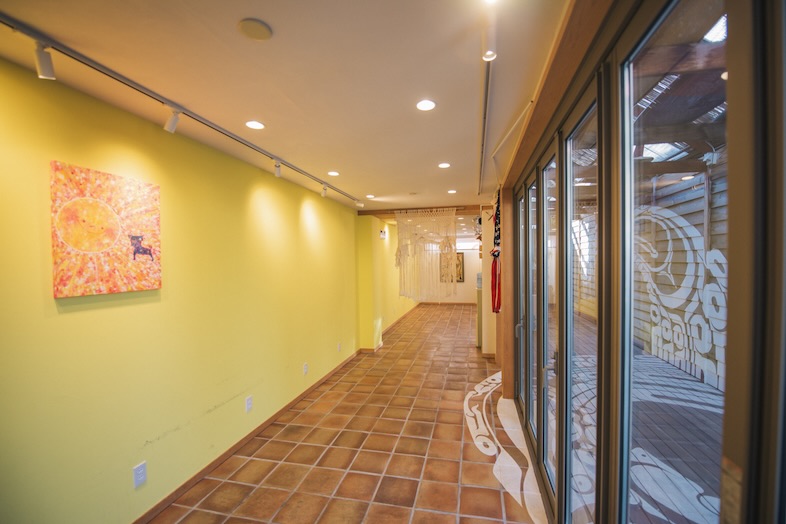 Oldman’s CAFE｜黄色い壁が連なる回廊はレイアウト次第でいくつもの物語が生まれます