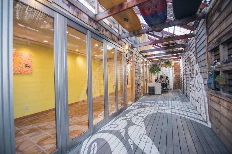 Oldman’s CAFE｜ガラス越しに店内が連なる通路は街に溶け込むカフェシーンを撮れる