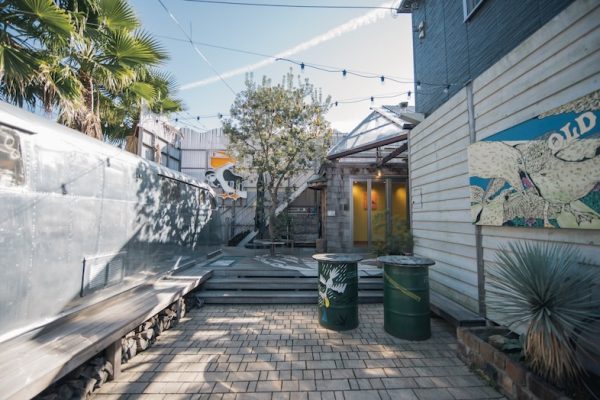 ウッドデッキと植栽は抜け感のある屋外シーンに最適