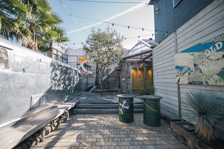 Oldman’s CAFE｜ウッドデッキと植栽は抜け感のある屋外シーンに最適