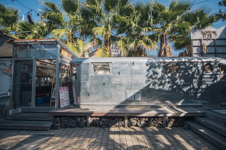 Oldman’s CAFE｜青空とヤシの木が入る構図はMVやアパレル撮影の背景に最適