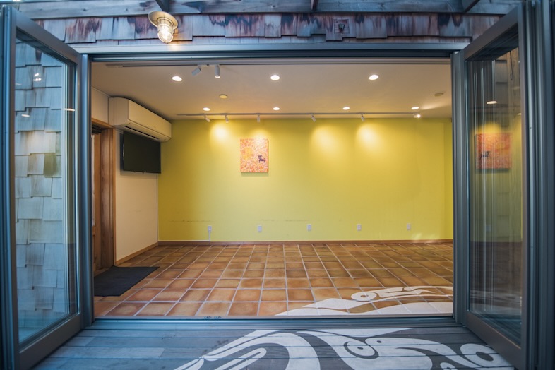 Oldman’s CAFE｜明るくポップな黄色い壁とタイル床は様々なシーンにフィト