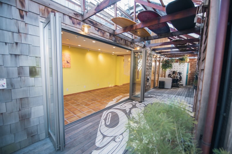 Oldman’s CAFE｜屋外と室内を同時に押さえられる構図はワンカット撮影にも最適