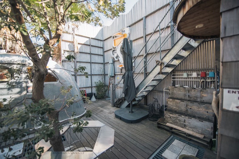 Oldman’s CAFE｜海外の路地裏を思わせる印象的な背景