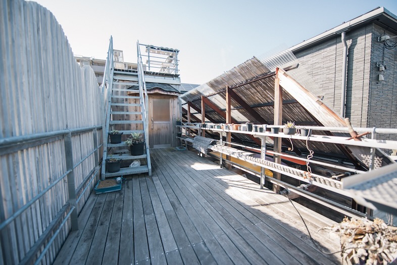 Oldman’s CAFE｜木材と鉄骨が混ざるインダストリアルな屋外