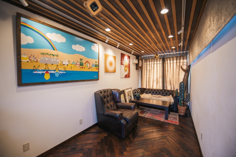 Oldman’s CAFE｜【2F ギャラリー】オールドアメリカンな雰囲気は対談・インタビュー・会話シーンにもフィット ※有料オプション